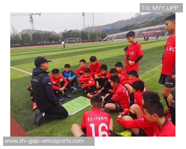 追寻足球生背影中的梦想与坚持，感受青春的热血与奋斗